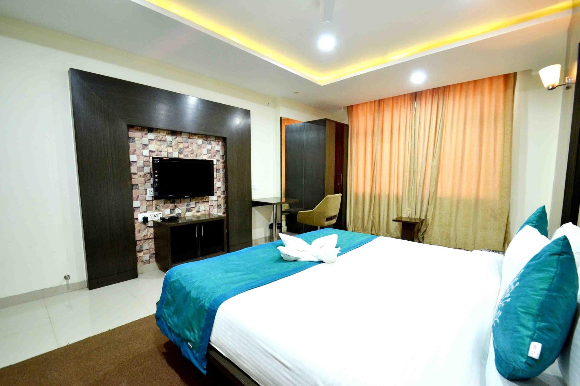 Capital O 1546 The Sensation Hotel Indaur Kültér fotó